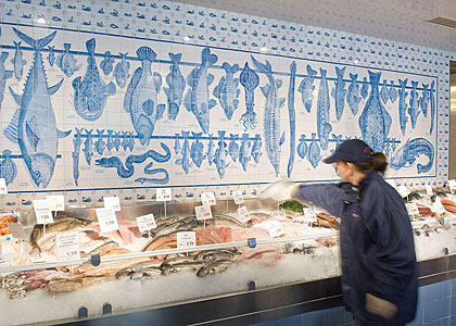 Ansicht der Fliesenmalerei hinter der Fischtheke im Frischeparadies Prenzlauerberg, Berlin